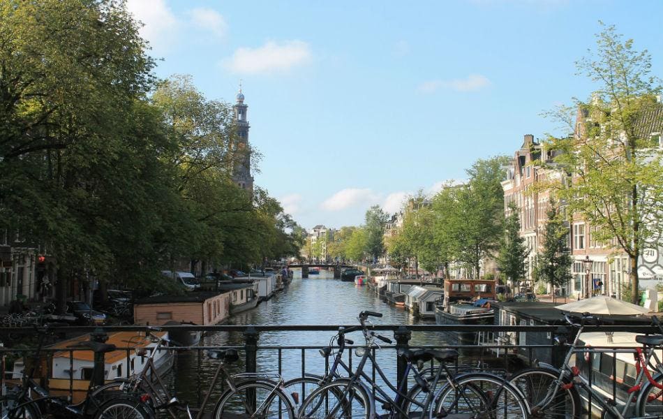 Bicycle by an Amsterdam canal — equipment leasing in the Netherlands with Oaklease